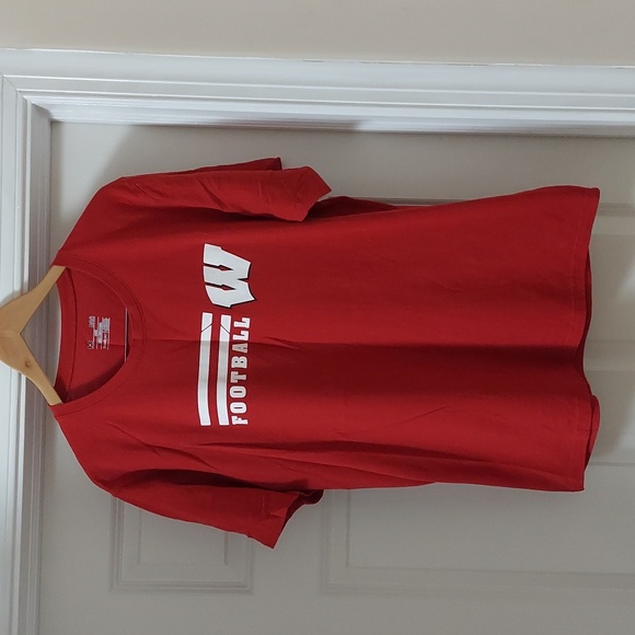 Under Armour Men's WI UW Football red short sleeve T Shirt size L. - Picture 1 of 4